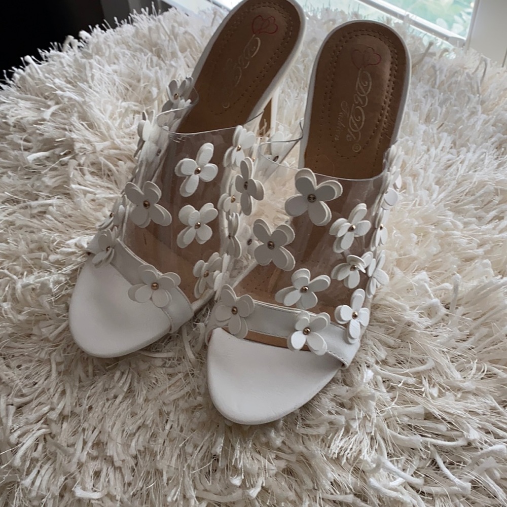 Size 9 white with acrylic band with white daisies